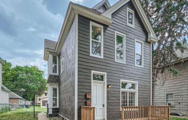 Gorgeous Main Level Newly Redone, Deck, Private Laundry, Upscale Payne-Phalen, Pets Ok!