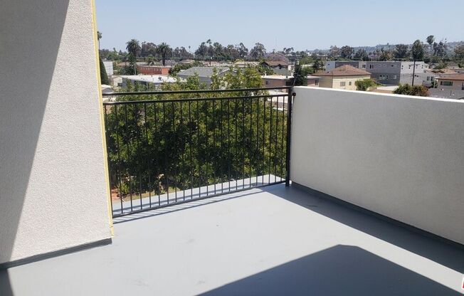 2131 CARMONA AVE