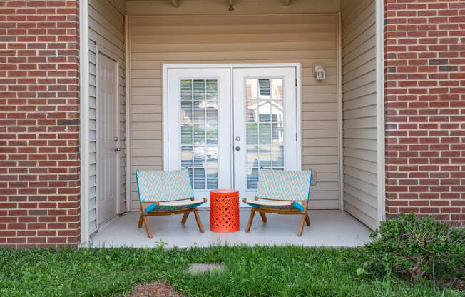 front porch at the whispering winds apartments in pearland, tx