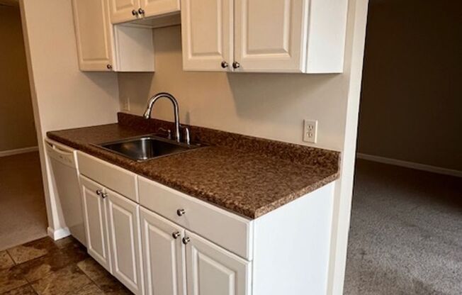 TOP LEVEL 2 BEDROOM 2 BATH CONDO IN FARMINGDALE ESTATES