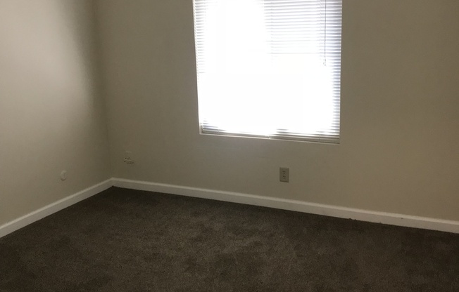 3 beds, 2 baths, 1,050 sqft, $1,895