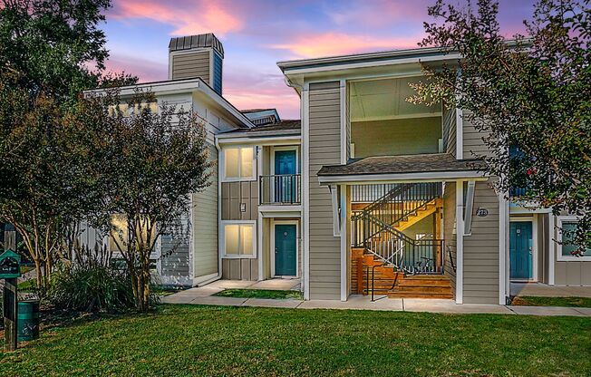 Renovated Condo located in heart of Mt Pleasant, near Ravenel Bridge and Waterfront Park