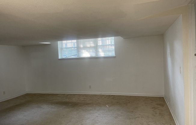 2 beds, 1 bath, 750 sqft, $2,400, Unit 2B