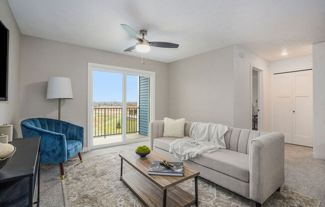 Living Room with Ceiling Fan at Meadowbrooke Apartment Homes in Kentwood, MI 49512