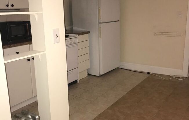 Studio, 1 bath, 320 sqft, $1,000, Unit #B