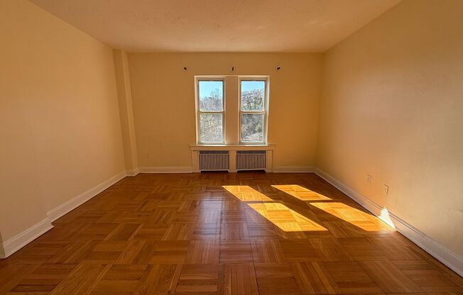 1 bed, 1 bath, 803 sqft, $2,450, Unit Royal York 1106