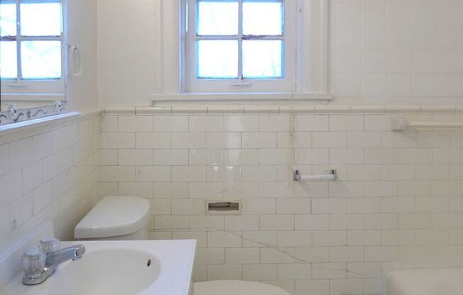 2 beds, 1 bath, 860 sqft, $1,305, Unit 24 - 212