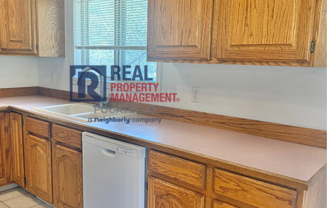 Beautiful 4 bed 2 1/2 bath - 3 car garage