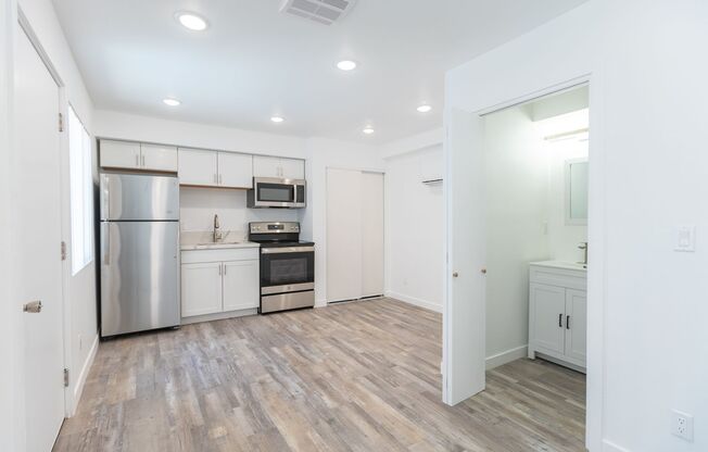 Studio, 1 bath, 595 sqft, $1,498, Unit 100