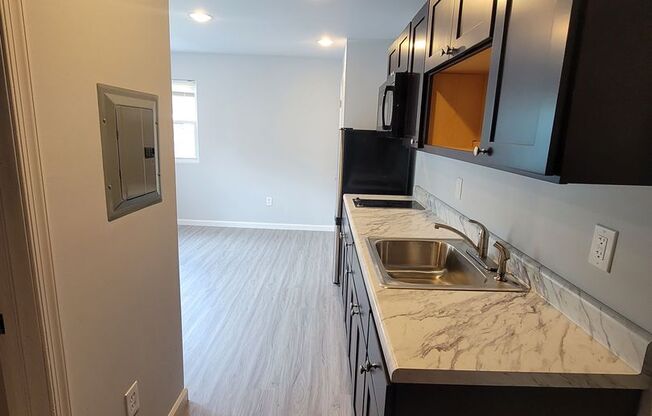 Studio, 1 bath, 350 sqft, $1,000, Unit 427 Unit 2