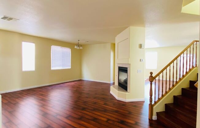 SPACIOUS OPEN FLOOR PLAN HOME WITH 2460 SQFT, LOCATED AT DECATUR AND BLUE DIAMOND. LAMINATED HARDWOOD FLOOR THROUGHOUT. MINUTES AWAY FROM SHOPPING CENTERS AND I-15!