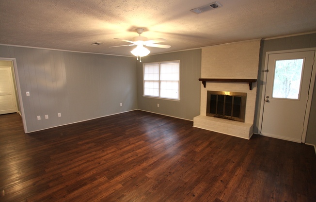 Newly remodeled 3bed/2bath house available in August!