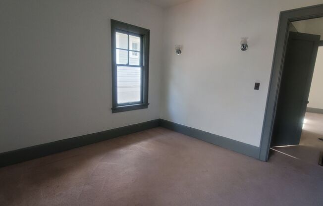 3 beds, 1 bath, $2,700, Unit #101