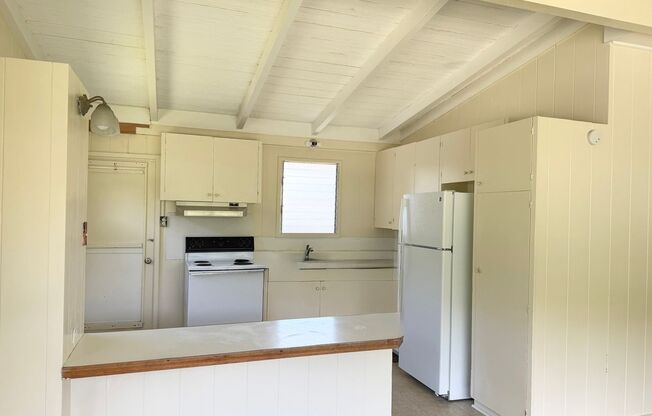 Pauoa Valley - 3 bedroom 1 bath house w/uncovered parking