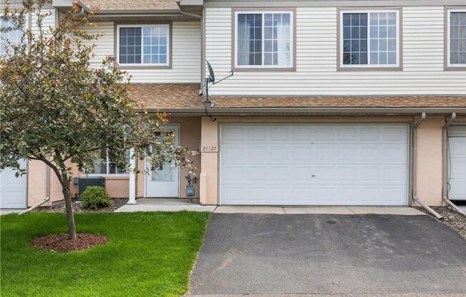 Beautiful 3 bed 3 bath townhome in forest lake!!!