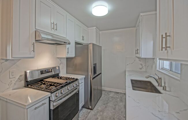 Remodeled & Incredibly Charming, 1BR1BA North MB Walkstreet Apartment in Well-Kept Ranch Style Building 100 Yards to Beach!