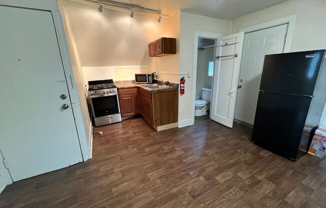 1 bed, 1 bath, 550 sqft, $650, Unit Unit 4