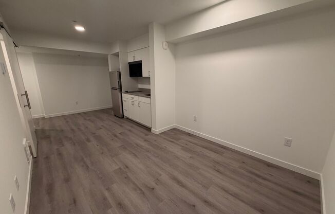 Studio, 1 bath, 336 sqft, $1,095, Unit B02