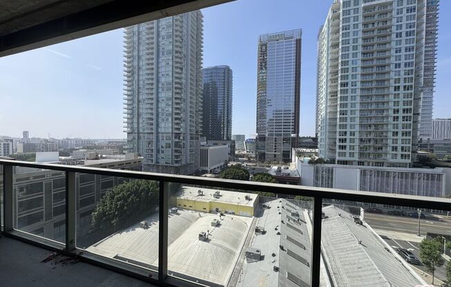 1 bed, 1 bath, 840 sqft, $2,600, Unit 910