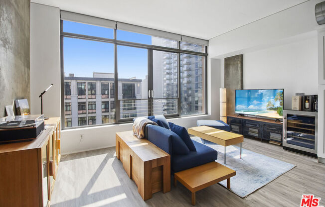 1 bed, 1 bath, 930 sqft, $3,000, Unit 813