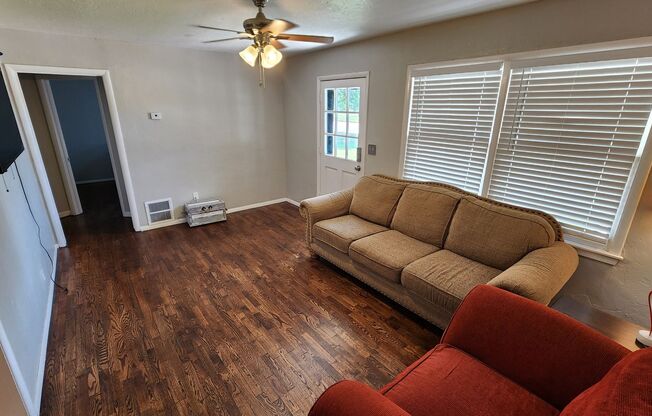 3 beds, 1 bath, $1,550