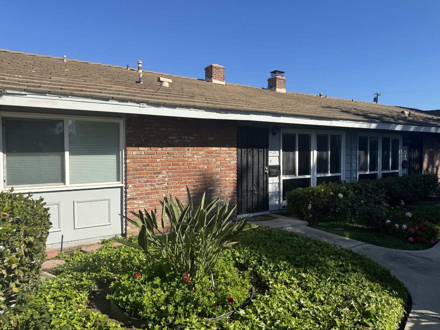 Upgraded 2 bed, 2 bath townhome for lease in Tustin. Must see !!