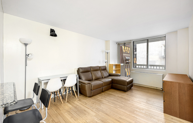 1 bed, 1 bath, $3,800, Unit 4B