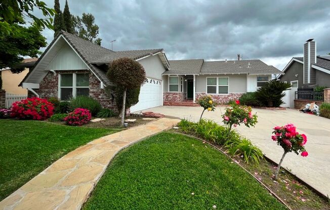 MOVE-IN READY 4+2 w/en-suite + great backyard!