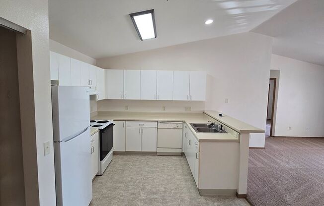 2 beds, 1 bath, 1,010 sqft, $1,269, Unit PL   7602