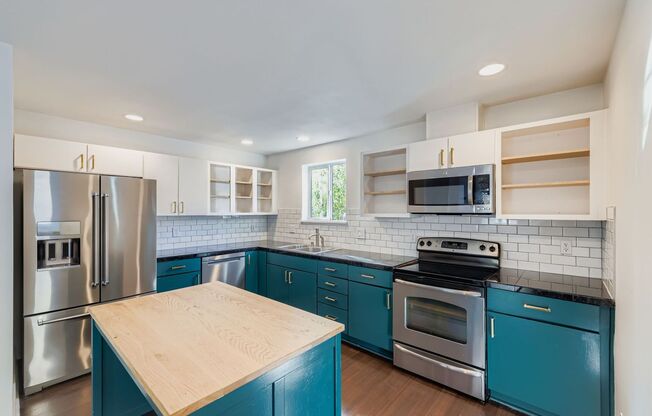 Stunning 3-Bed/1.75-Bath + Den Townhome with Hot Tub in Capitol Hill!