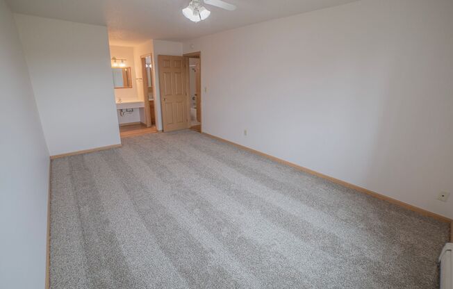 2 beds, 1 bath, 905 sqft, $799, Unit 122