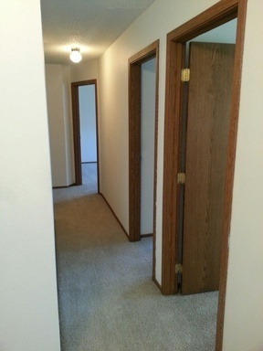 3 beds, 1 bath, $895, Unit 304