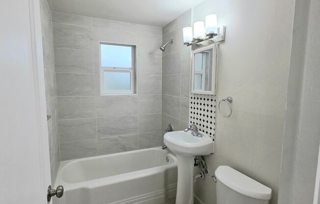 North Seattle/ Shoreline 2 Bedroom + Bonus Room 1BA House