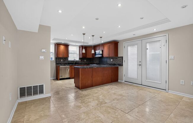 Spacious 1Bd/1Bth condo nestled in the heart of Old Town Alexandria! Pets Welcome!
