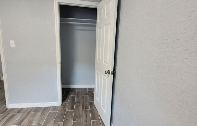 2 beds, 1 bath, 700 sqft, $1,200