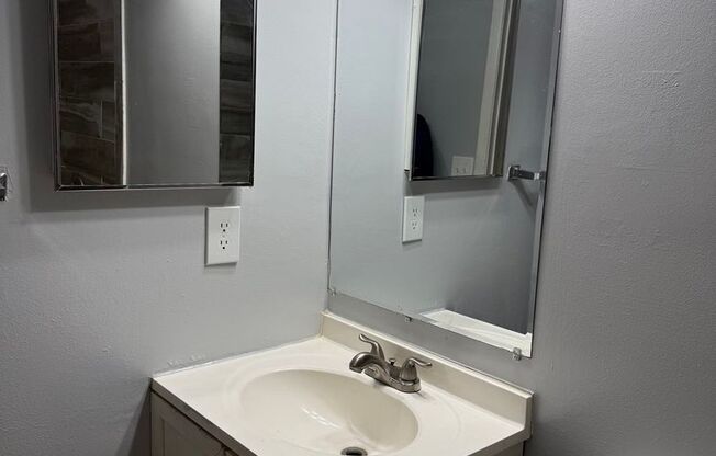 3 beds, 1 bath, 1,000 sqft, $1,750, Unit 135HS