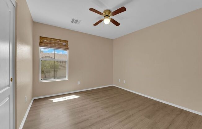 Well Maintained 3 bedrooms/2.5 bathroom Home in the heart of Summerlin!!!