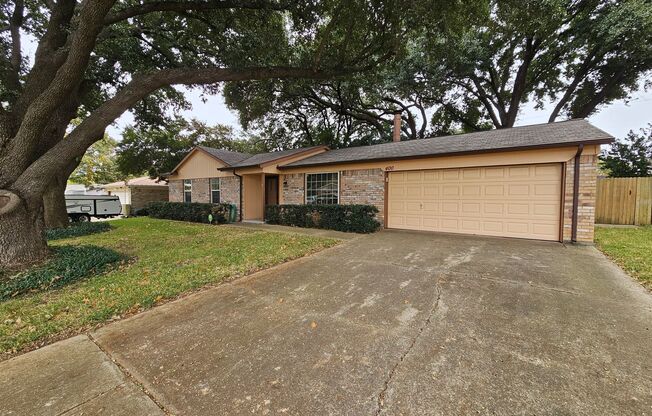 3 bedroom, 2 bathroom home is conveniently located near Cooper and Road to Six Flag