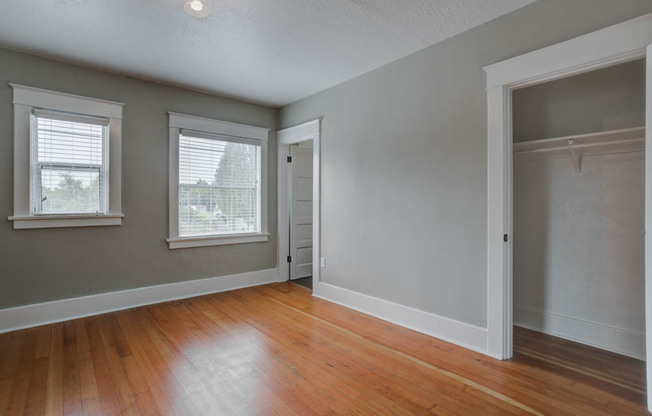 Nicely Renovated Top Floor Corner 1-Bed w/ FREE RENT!