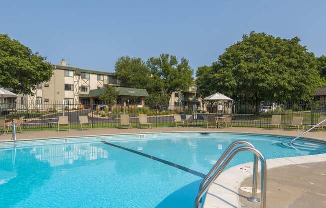 Medicine Lake Apartments in Plymouth, MN Outdoor Pool