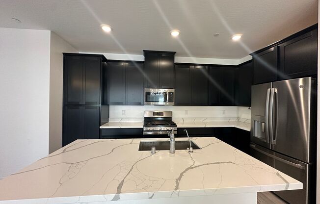 Elegant Living 3 Bedroom Condo Located Off Las Vegas Strip!