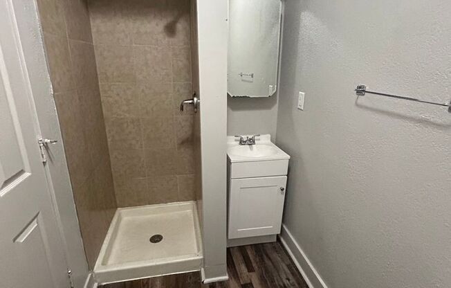 2 beds, 1 bath, $885, Unit Apt. A