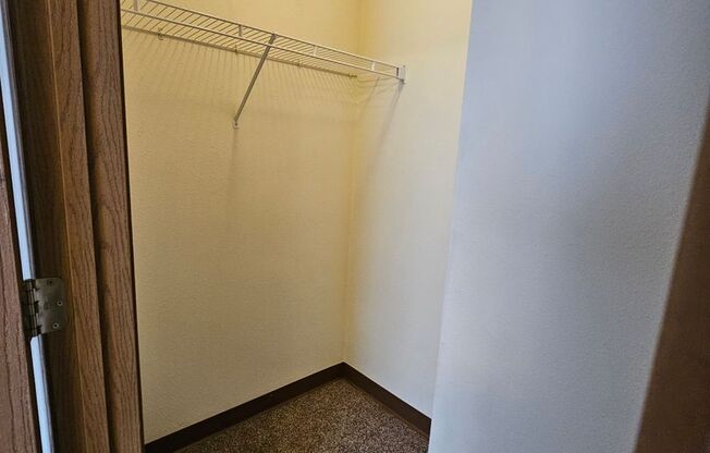 2 beds, 1 bath, $925, Unit 810