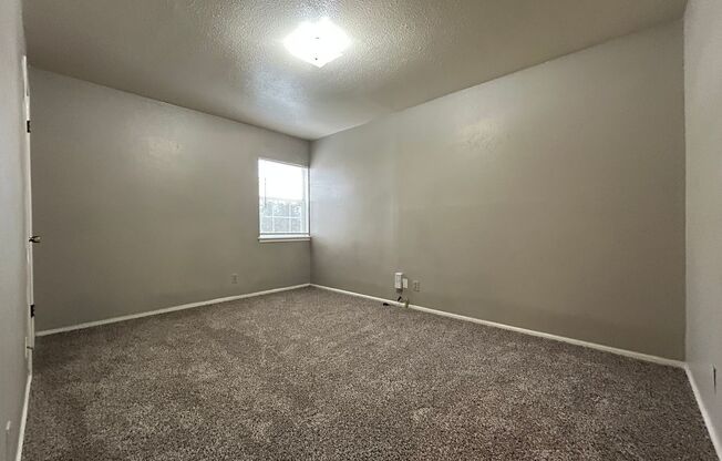 2 beds, 1 bath, 750 sqft, $700, Unit A