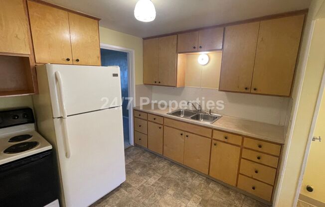 Charming 2 BD | 1 BA Home w/ Large Backyard - Hillsboro