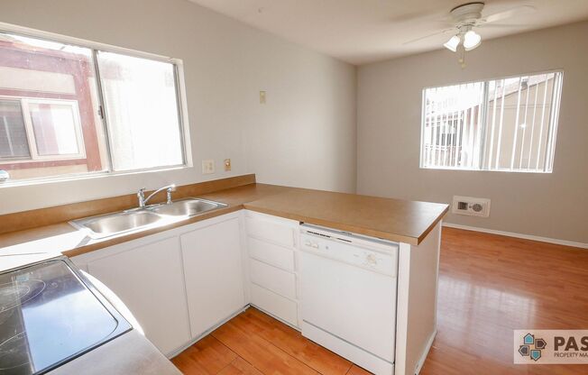 2nd Floor 3 bed/2 bath Condo!