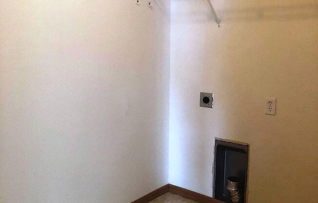 2 beds, 1 bath, 1,000 sqft, $925, Unit 212