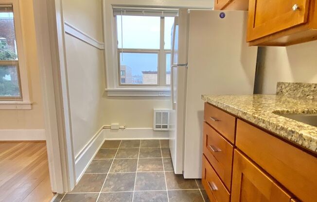 Studio, 1 bath, 438 sqft, $1,395, Unit 302