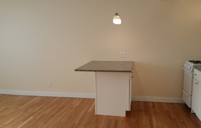 1 bed, 1 bath, $875, Unit 205