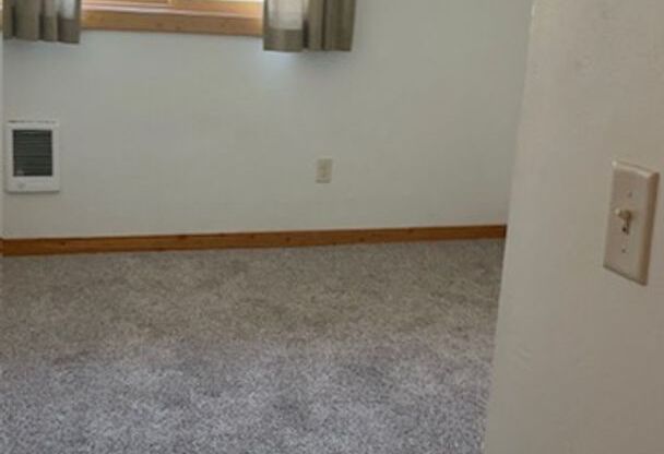 2 beds, 1 bath, $1,395, Unit # 322